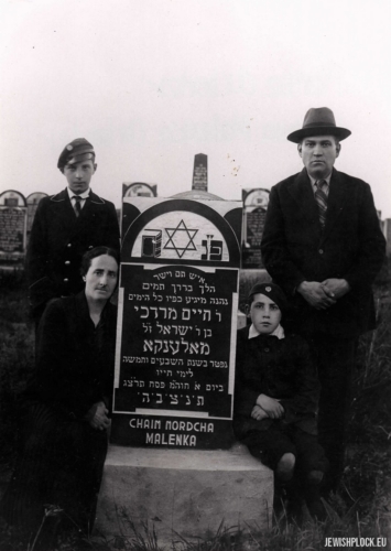 Hersz Icek Arbajter, Hugra Arbajter with their sons Mordka and Eliasz Mendel at the grave of Chaim Mordka Maleńka at the Jewish cemetery at Mickiewicza Street in Płock, 1933